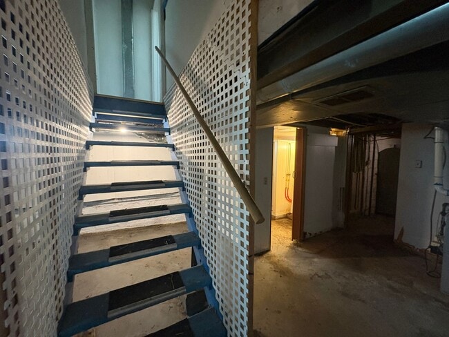 Building Photo - 920 Vankirk St
