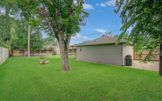 Building Photo - 9818 Emnora Ln