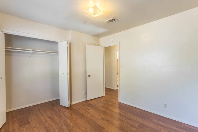 Building Photo - 3901 Knollwood Dr