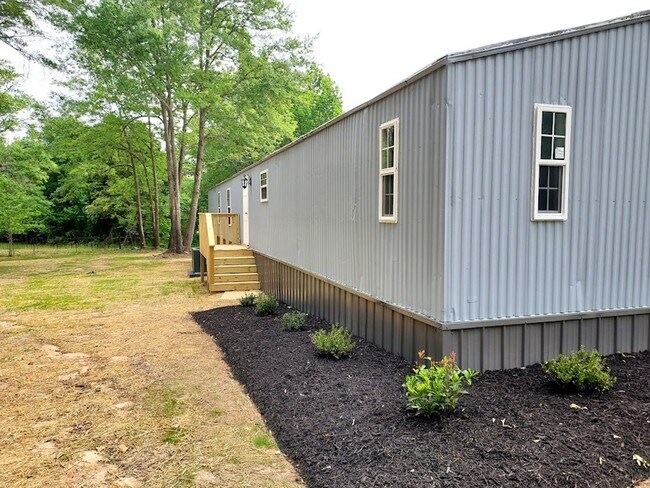 Building Photo - 3 Bedroom Mobile Home in West Pelzer