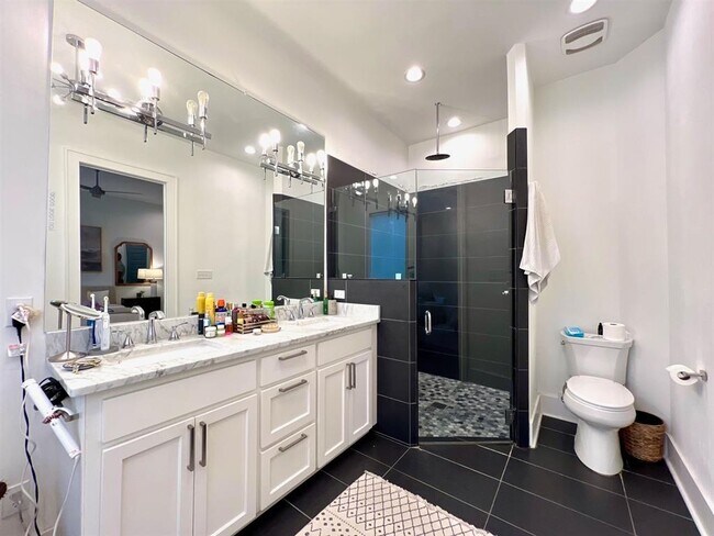 Building Photo - 1543 Pine St