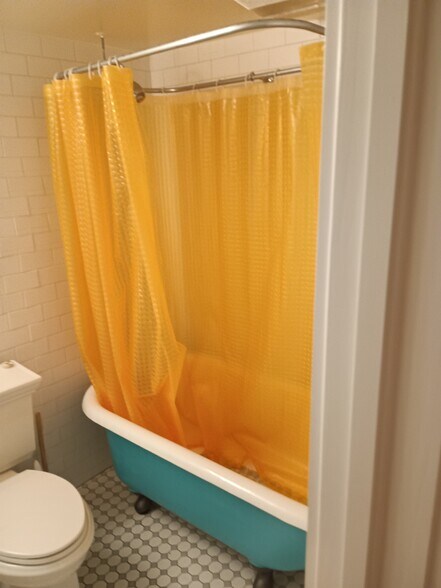 Claw foot tub shower - 2329 Clermont St