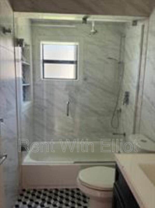 Building Photo - 655 SW 111th Way