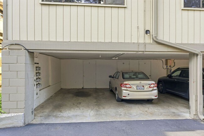 Building Photo - Hidden Gem at Saratoga Creekside – End Unit with Yard