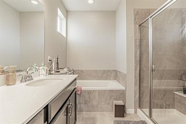 Building Photo - Modern 3 Bed/ 2.5 Bath Townhome in Sterling Ranch