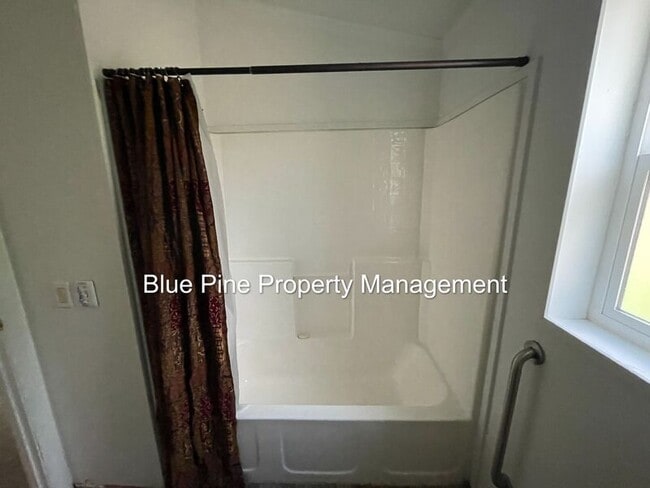 Building Photo - 587 W 10 S