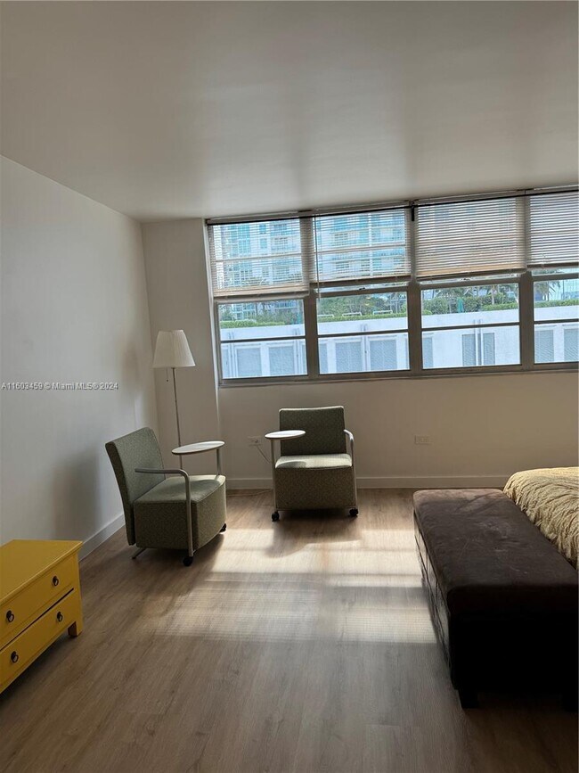 Building Photo - 999 Brickell Bay Dr