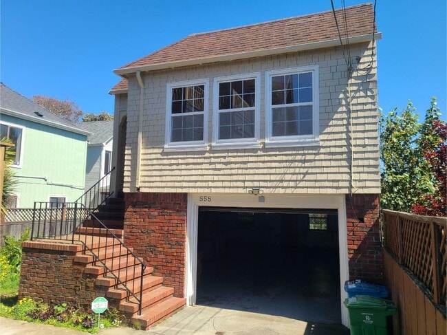 Building Photo - 558 46th Ave