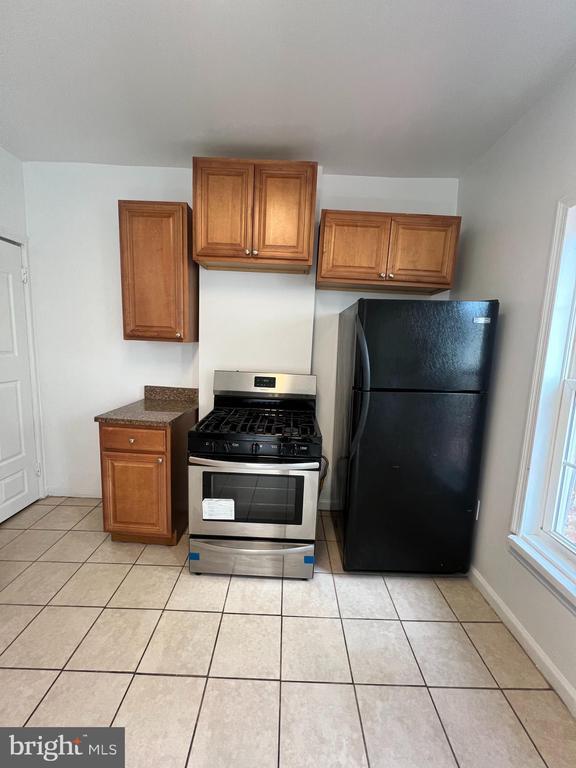 Building Photo - 323 Collins Ave