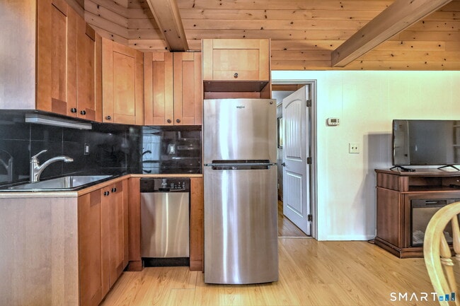 Building Photo - 10 Old Pinewood Trail