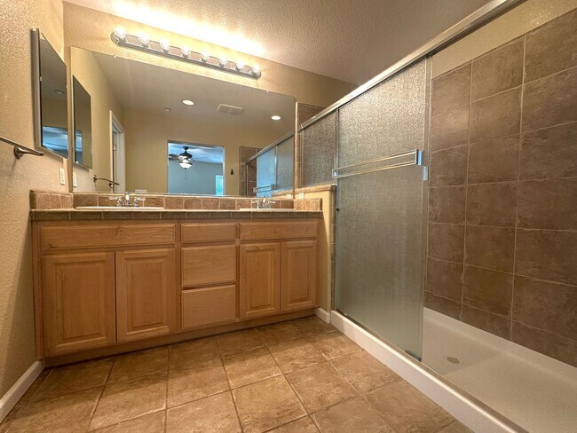 Building Photo - Gorgeous 3 Bed, 2 Bath in Gated Community in Brentwood