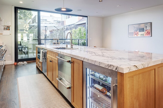 Building Photo - 463 Duncan St