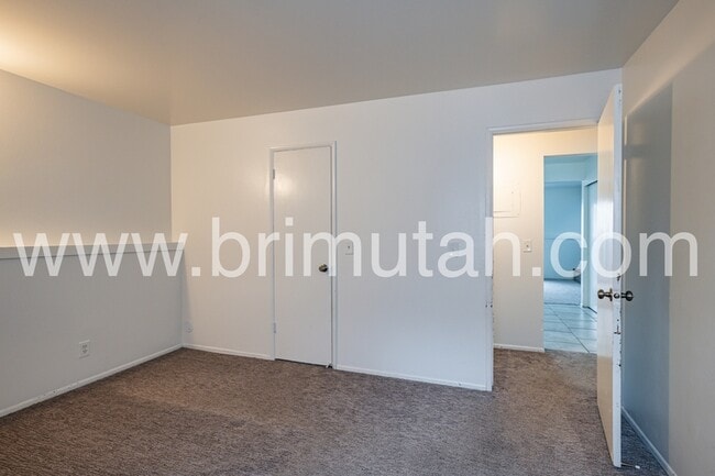 Building Photo - 292 100 E