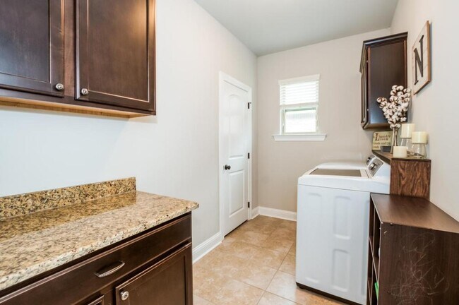 Building Photo - 650 Alder Ln