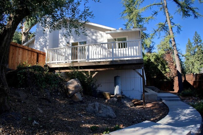 Building Photo - 604 Los Olivos Rd