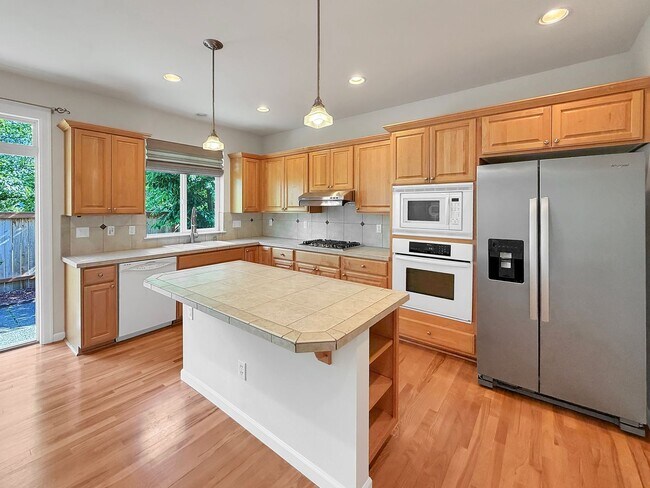 Building Photo - Charming Bothell 4BR Home w/ Bonus, Porch Swing & Private Backyard Awning