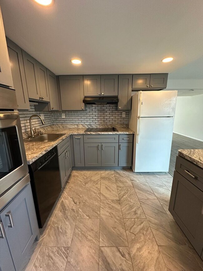 Building Photo - Welcome home- 3 bedroom, 1.5 bath