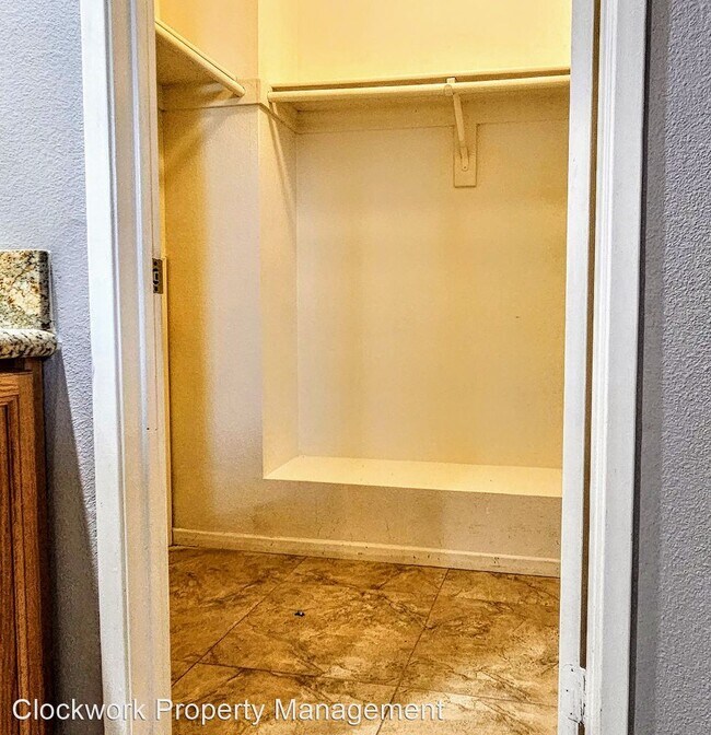 Building Photo - 3 br, 2 bath House - 305 Oakview Dr