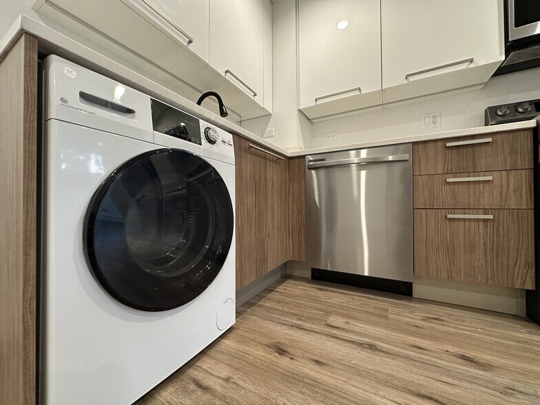 Building Photo - 941 W Carmen Ave