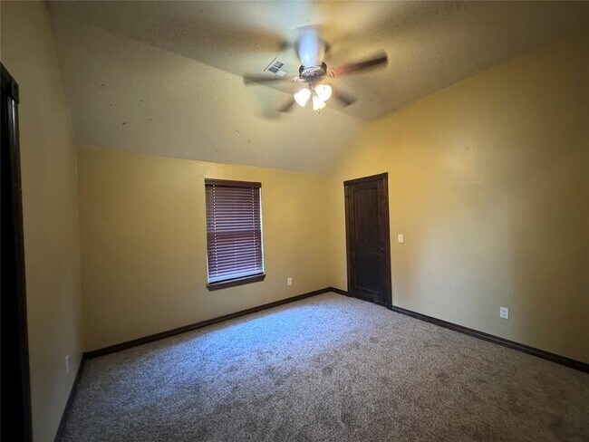 Building Photo - 12621 Lexington Dr