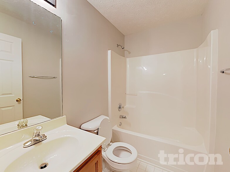 Building Photo - 640 James Ridge Dr