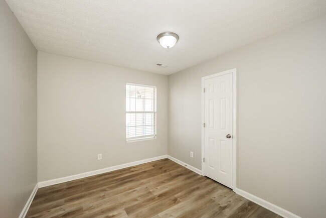 Building Photo - 220 Willow Springs Dr