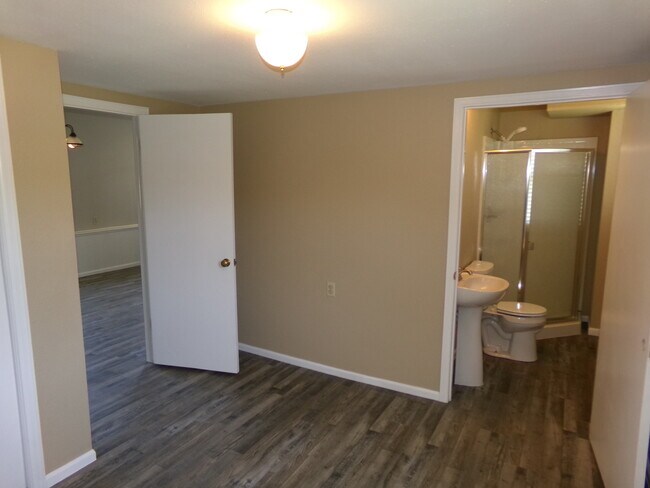 Building Photo - 4 Woodbine Ct