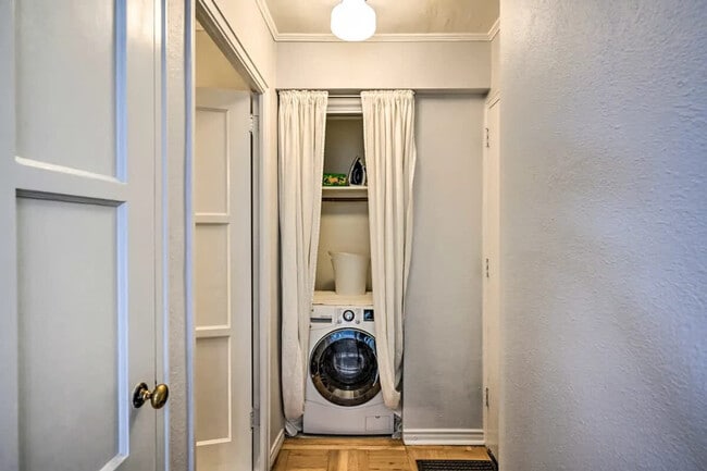 Building Photo - 1400 Hubbell Pl