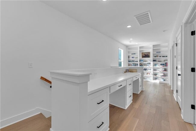 Building Photo - 2047 E Little Crew Dr