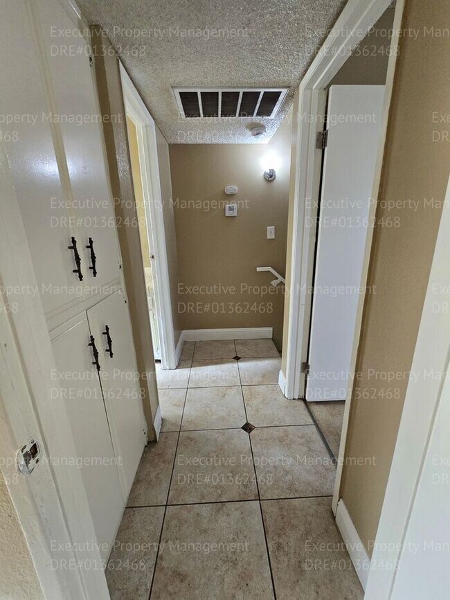 Building Photo - 2 bedroom 1.5 bathroom townhouse