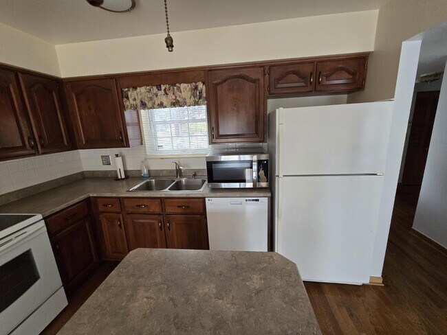 Building Photo - "Spacious 3-Bed, 3-Bath Townhouse in Heather Ridge South"