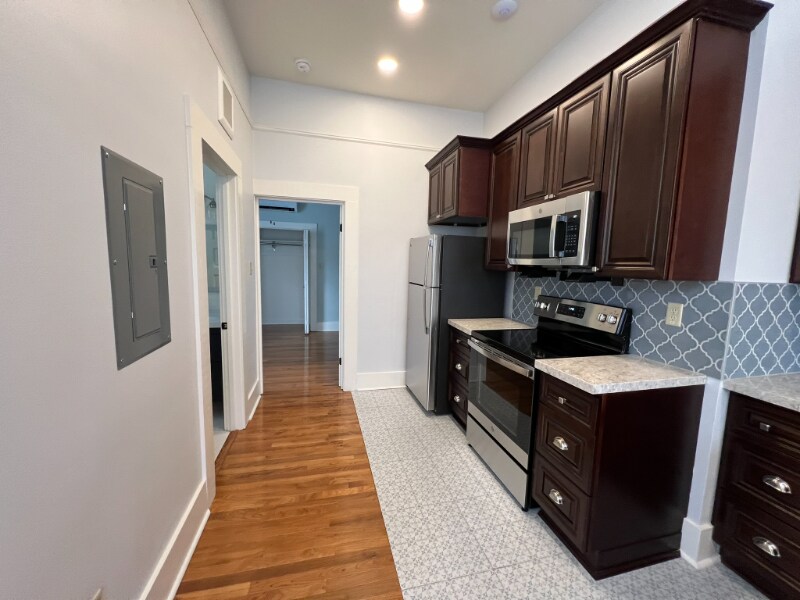 Building Photo - 516 E 8th St