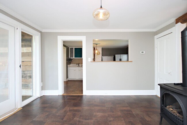 Building Photo - Charming Dog-Friendly Belmont Home