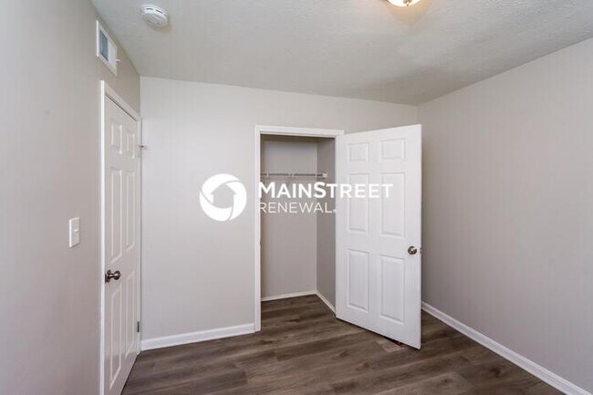 Building Photo - 3 Bedroom Pet-Friendly Home in Louisville, KY with Main Street Renewal