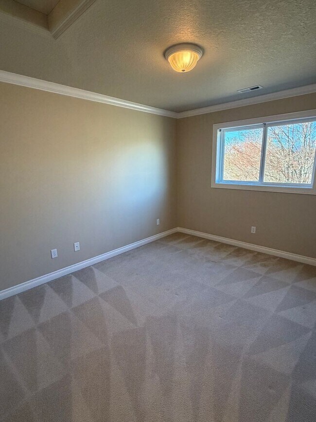 Building Photo - 5 Bedrooms and 2.5 Bathrooms with Views of the Rolling Hills of Corvallis Country Club