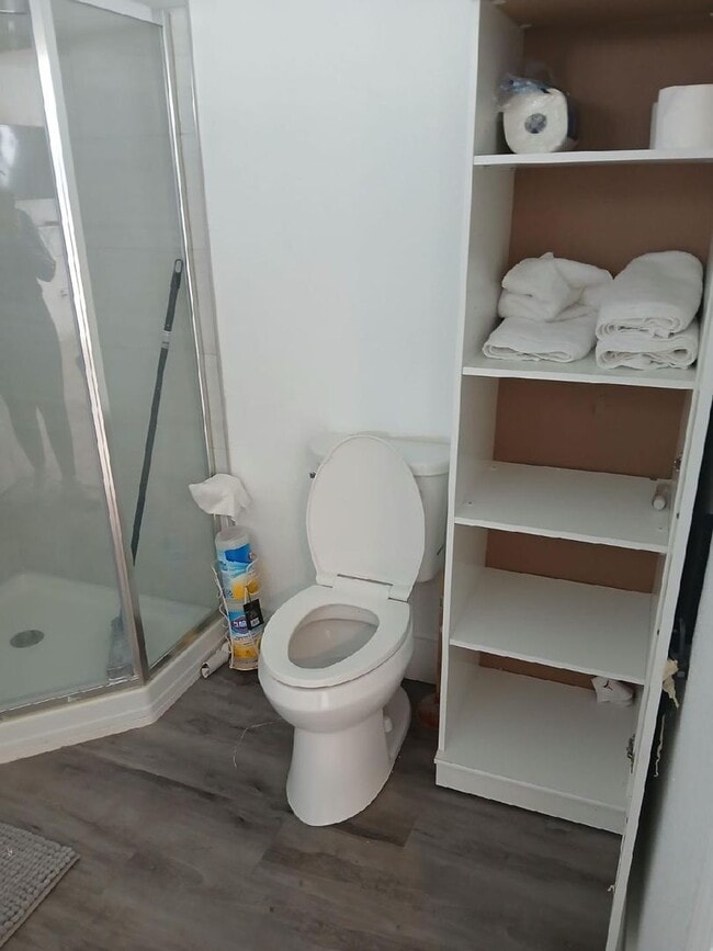 Building Photo - Great over sized ADU separate with private yard