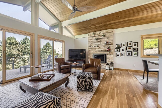 Building Photo - Stunning 4 BDR/2BA Mountain Retreat