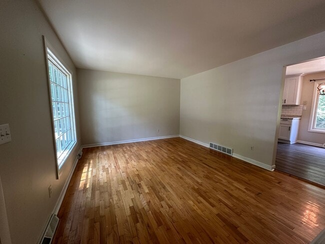 Building Photo - 4 bedroom home in Lowell Schools!