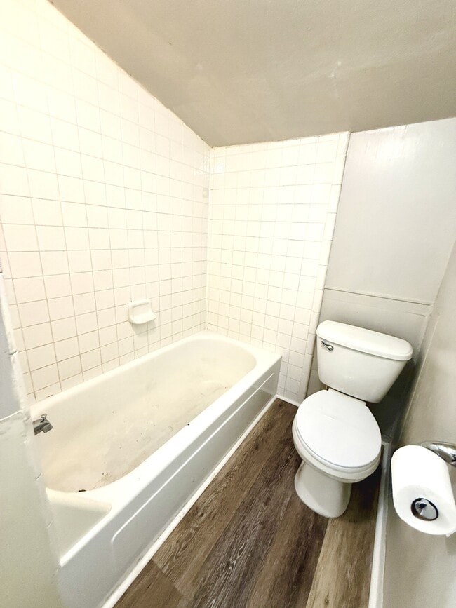 Building Photo - 422 D St SE