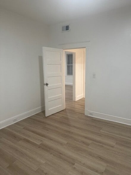 Building Photo - 2700 Roslyn Ave