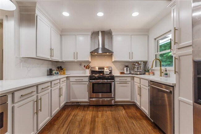 Building Photo - 2357 Cortez Way NE