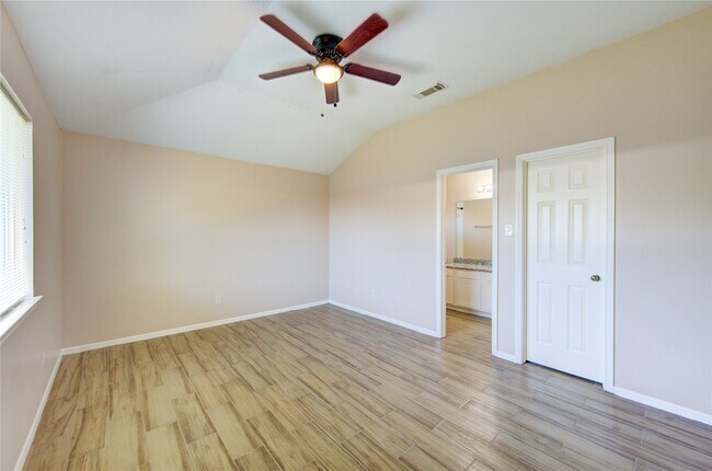 Building Photo - 5349 Pinewood Terrace
