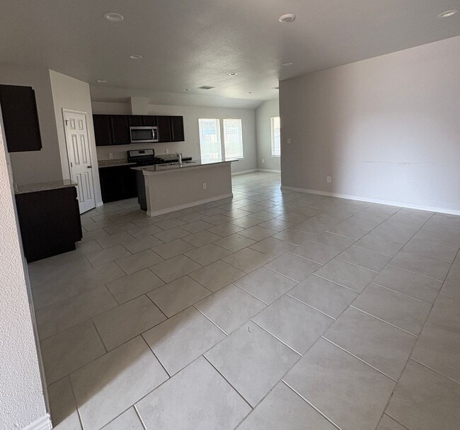 Building Photo - Half off deposit for OCTOBER