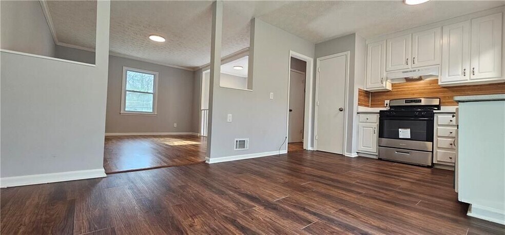 Building Photo - 1325 Classic Dr NE