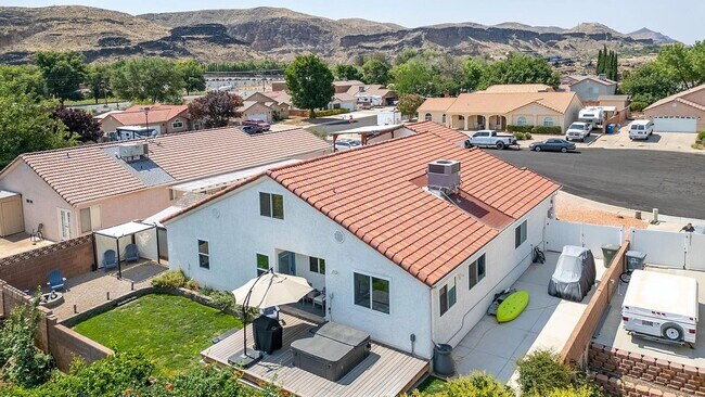 Building Photo - Spacious 6 Bedroom Home in La Verkin!