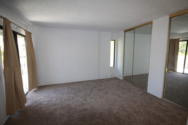 Building Photo - 3 Bedroom/2.5 Bath Townhouse in Heart of UTC