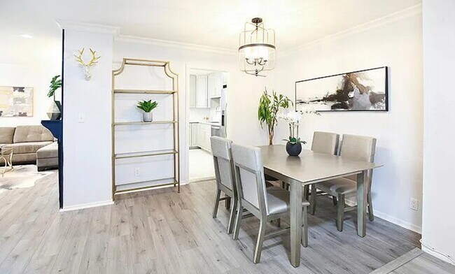 Building Photo - "Chic Pasadena Retreat: 1-Bedroom Gem with...