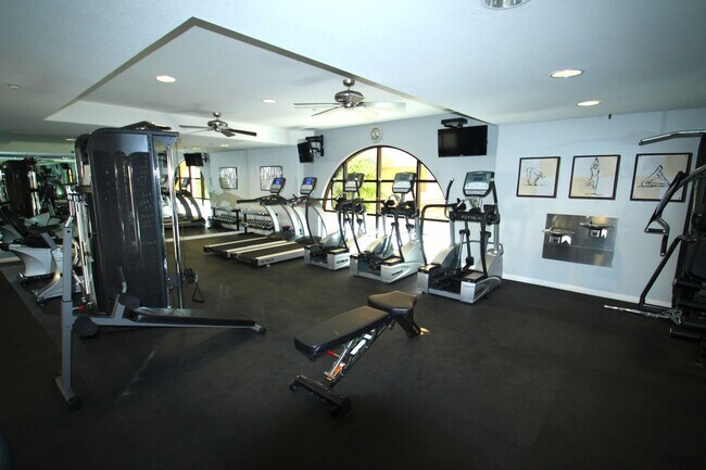 Building Photo - $1000 MOVE IN SPECIAL! Large, Updated 2 BD, 2 BA Downtown Condo - Parking Included!