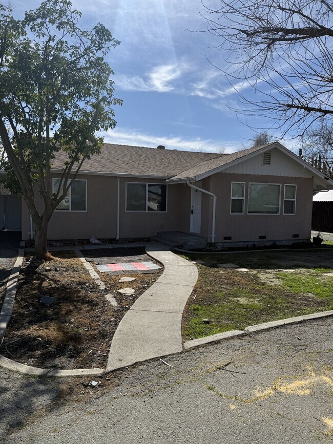 Building Photo - Charming 3-bedroom, 2-bathroom home located in the heart of Brentwood