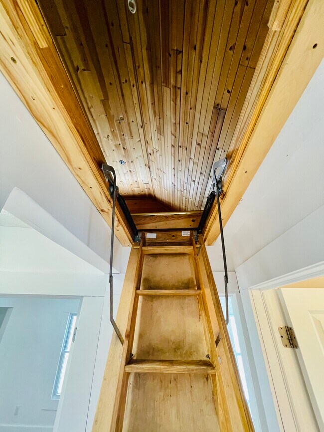 Building Photo - 1342 Johnson St NE